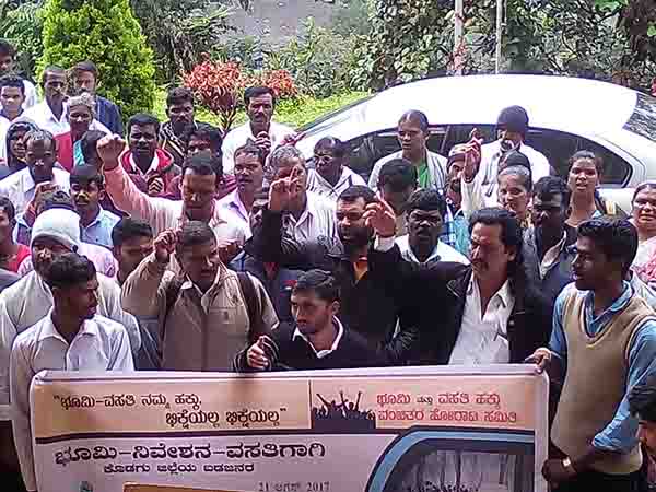 ವಿವಿಧ ಬೇಡಿಕೆಗಳನ್ನು ಈಡೇರಿಸುವಂತೆ ಒತ್ತಾಯಿಸಿ ಹಕ್ಕು ವಂಚಿತರ ಹೋರಾಟ ಸಮಿತಿಯಿಂದ ಧರಣಿ